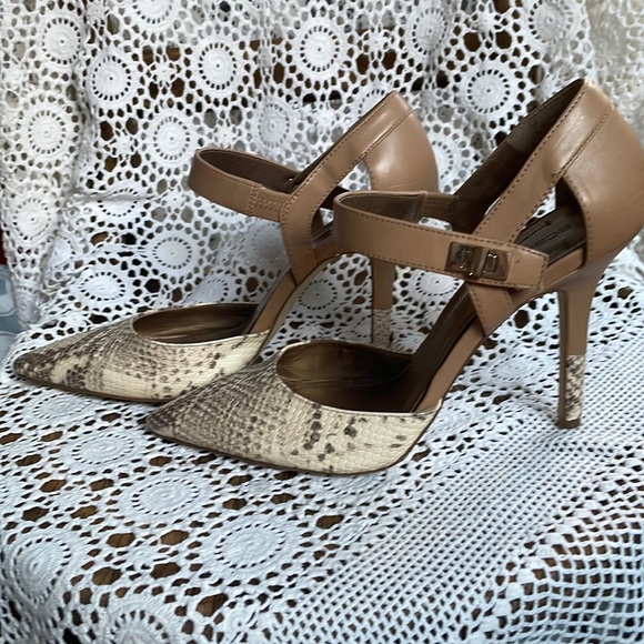 Vntg High heel by BCBGeneration color beige textured w/clasp strap, size 8.5” - Picture 2 of 8